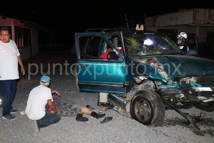 CHOQUE ENTRE TRES VEHICULOS DEJA PERSONAS HERIDAS ESTA MADRUGADA.