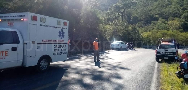 DOS HERIDOS AL DERRAPARSE LA MOTOCICLETA EN GALEANA.