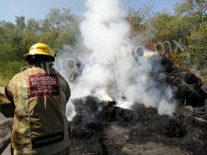 SE INCENDIA REMOLQUE CON PACAS EN COMUNIDAD DE MONTEMORELOS, SE MOVILIZA PROTECCION CIVIL.