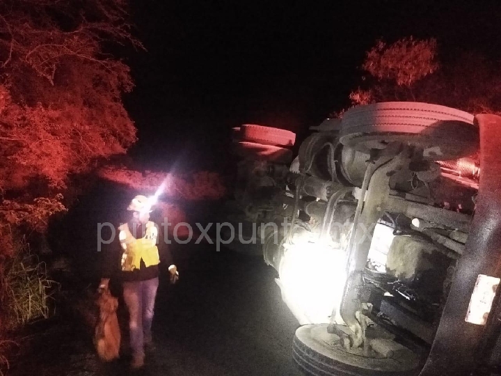 VOLCADURA DE TRAILER EN SANTIAGO MOVILIZA A LAS AUTORIDADES.