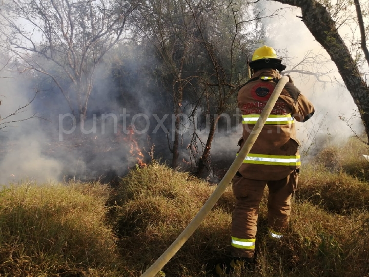 TRABAJA BOMBEROS DE NUEVO LEON EN CONTROL DE INCENDIO DE PASTIZAL EN LINARES.