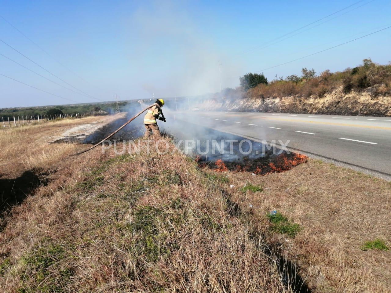 INCENDIO DE PASTIZAL EN CARRETERA NACIONAL MOVILIZA A BOMBEROS DE NUEVO LEON EN LINARES.