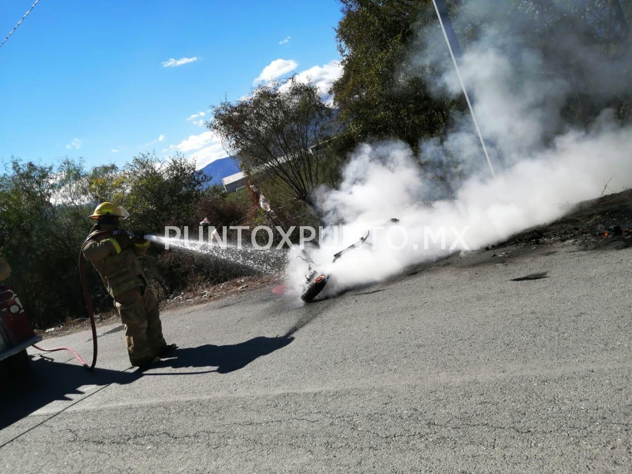 SE INCENDIA MOTOCICLETA EN MONTEMORELOS, PROTECCION CIVIL COMBATE EL FUEGO.