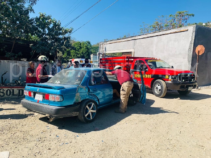 ACCIDENTE EN MONTEMORELOS, CHOCA CAMION EN BARDA DE DOMICILIO Y EN VEHICULO.