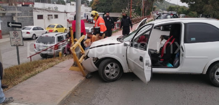 AUTO SE IMPACTA CON ESTRUCTURA DE CONTENCION FRENTE A DESTACAMENTO DE POLICIA EN MONTEMORELOS.