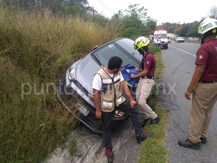 CONDUCTOR PIERDE CONTROL EN CARRETERA Y SALE DEL CAMINO EN MONTEMORELOS, REPORTAN SOLO DAÑOS.