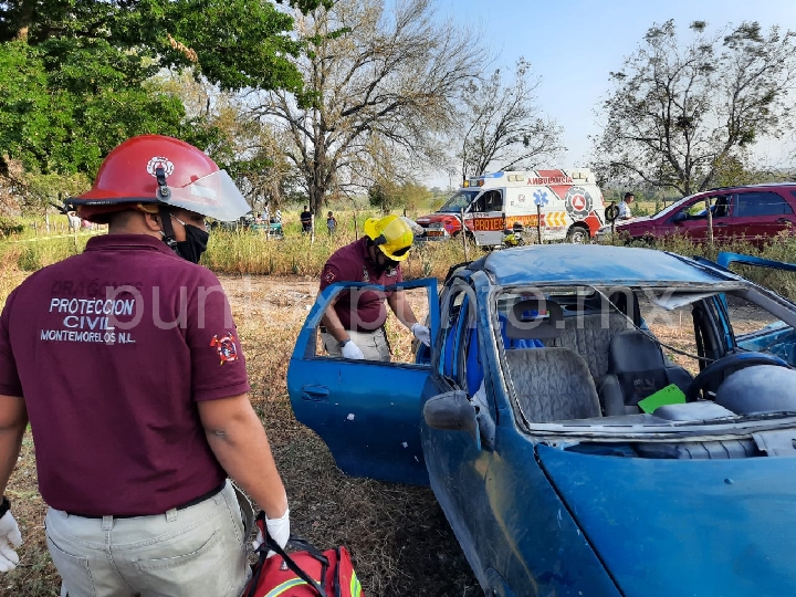 MUERE JOVENCITO EN ACCIDENTE VIAL EN MONTEMORELOS, CHOFER Y ACOMPAÑANTE RESULTAN LESIONADOS.