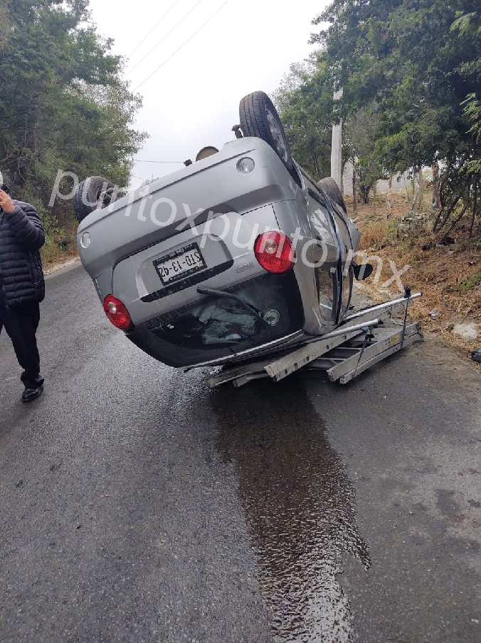 VOLCADURA CON DOS HERIDOS EN CARRETERA DE ATONGO AL FRACCIONAMIENTO CHARMING EN ALLENDE.