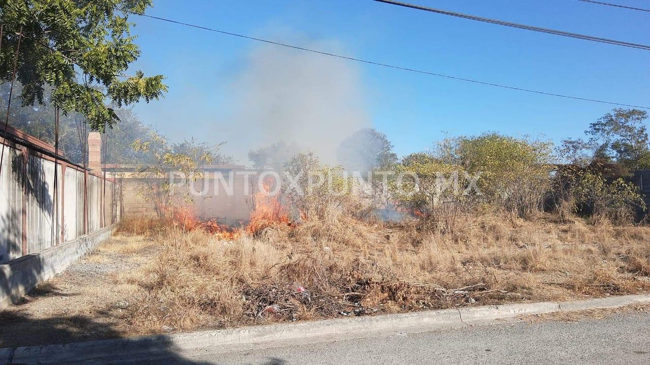 INCENDIO DE PASTIZAL MOVILIZA A PROTECCION CIVIL Y BOMBEROS DE MMORELOS.