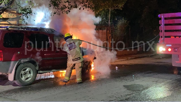 SE INCENDIA VEHICULO EN MONTEMORELOS, PROTECCION CIVIL ATIENDE PARA CONTROLARLO.