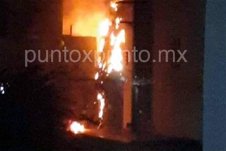 FUEGO EN LA PRESIDENCIA DE CADEREYTA. SE QUEMO EL ARBOLITO NAVIDEÑO.