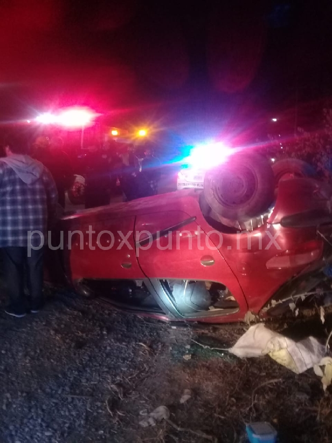 UNA FALLA MECANICA ORIGINA VOLCADURA DE AUTOMOVIL EN LINARES. 2 HERIDOS.