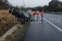 VOLCADURA EN CARRETERA NACIONAL EN MONTEMORELOS, CONDUCTOR RESULTA ILESO.