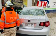 VEHÍCULO CHOCA CONTRA UN ÁRBOL EN MONTEMORELOS.