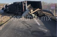 TRAILER VUELCA EN CARRETERA NACIONAL EN LINARES, EN DIRECCION DE LINARES A MONTEMORELOS.