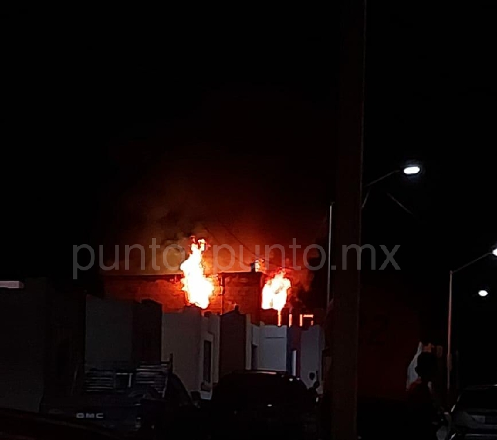 INCENDIO EN UNA VIVIENDA EN COLONIA BUGAMBILIAS EN MONTEMORELOS. | Punto x  Punto