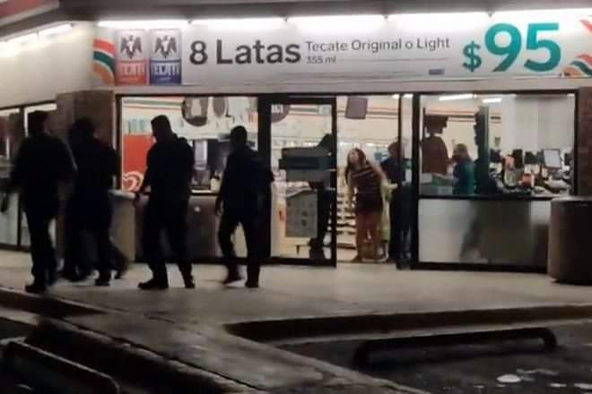 HOMBRES A BORDO DE VEHICULO REALIZAN DISPAROS EN CENTRO DE CADEREYTA Y LESIONAN A UNA MUJER.