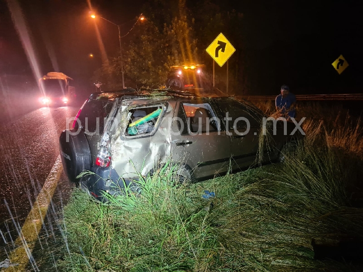 ACCIDENTE VIAL EN MONTEMORELOS, REPORTAN PERSONAS LESIONADAS.