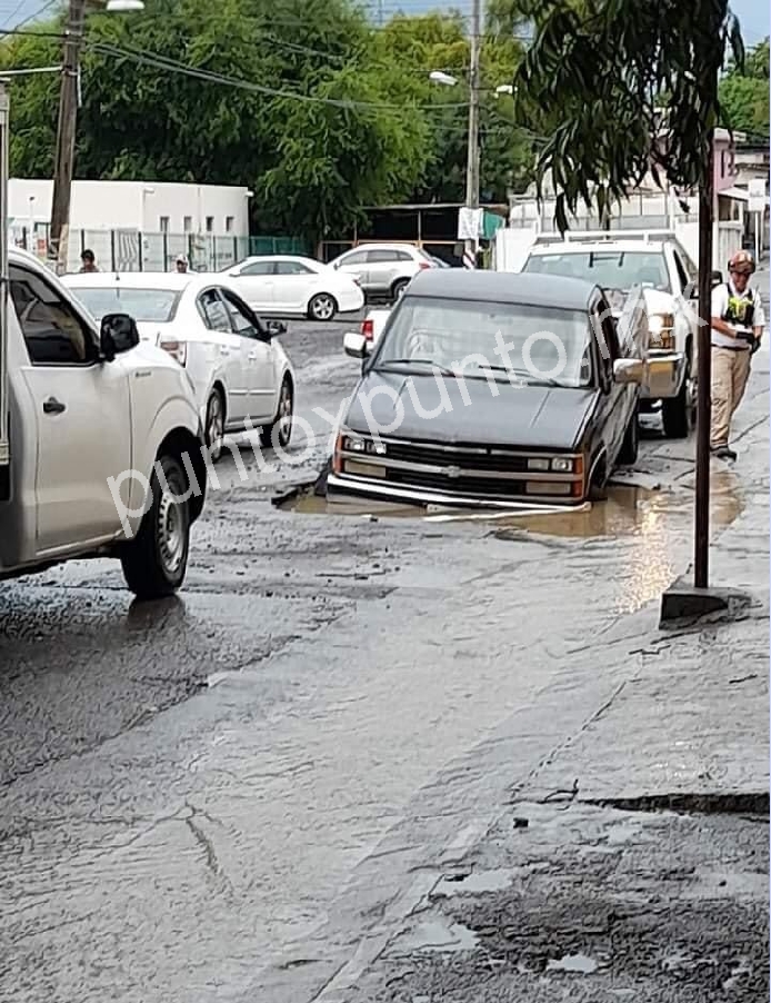 CAE CAMIOMETA EN ZANJA DE AGUA Y DRENAJE EN ALLENDE.