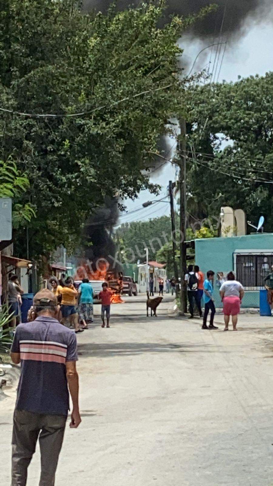 INCENDIO DE VEHÍCULO EN MONTEMORELOS EN BARRIO ZARAGOZA MOVILIZA A PROTECCIÓN CIVIL.