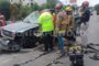 ACCIDENTE EN LINARES, CONDUCTOR DE AUTO CHOCA CONTRA CAMION, BOMBEROS LINARES ELIMINA RIESGOS.