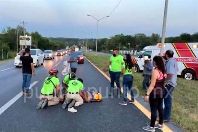 MUJER ES ARROLLADA POR MOTOCICLISTA EN CARRETERA NACIONAL EN MONTEMORELOS.