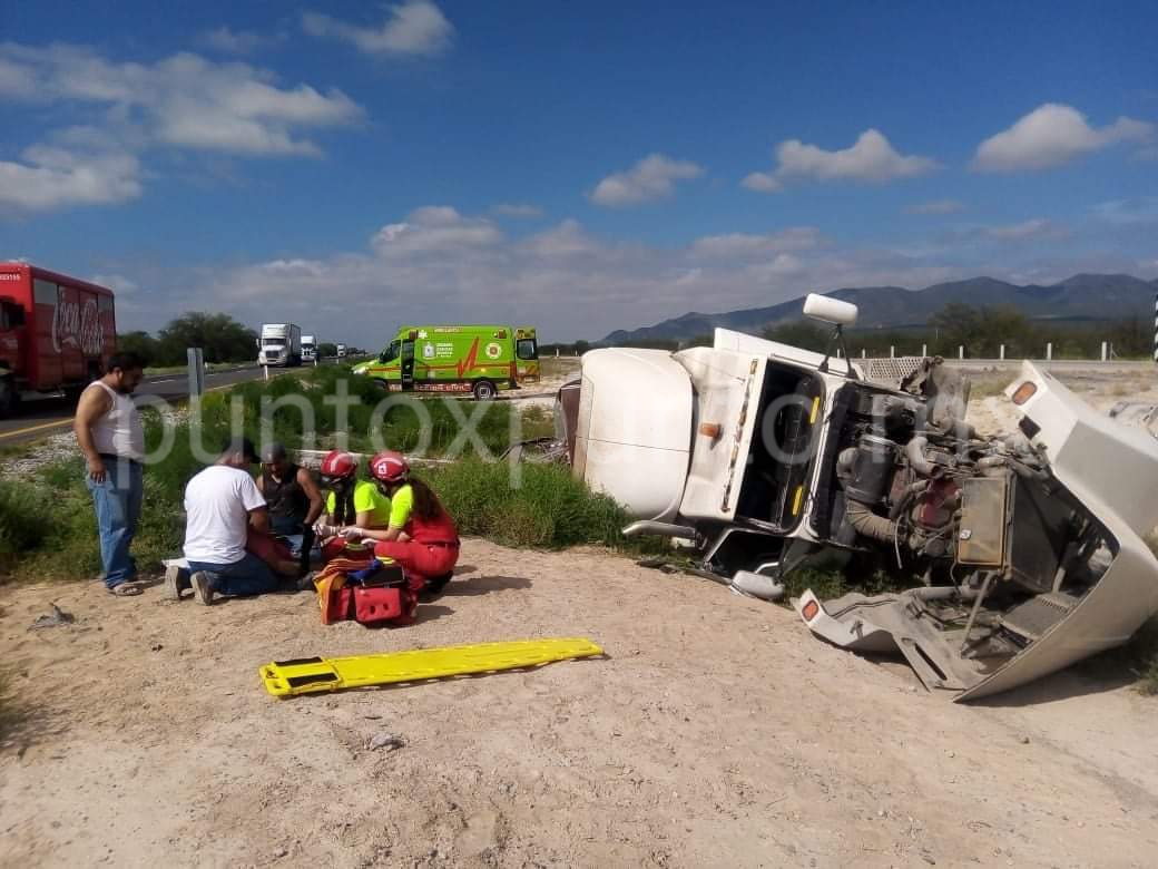 VOLCADURA DE TRAILER DEJA UN HERIDO.