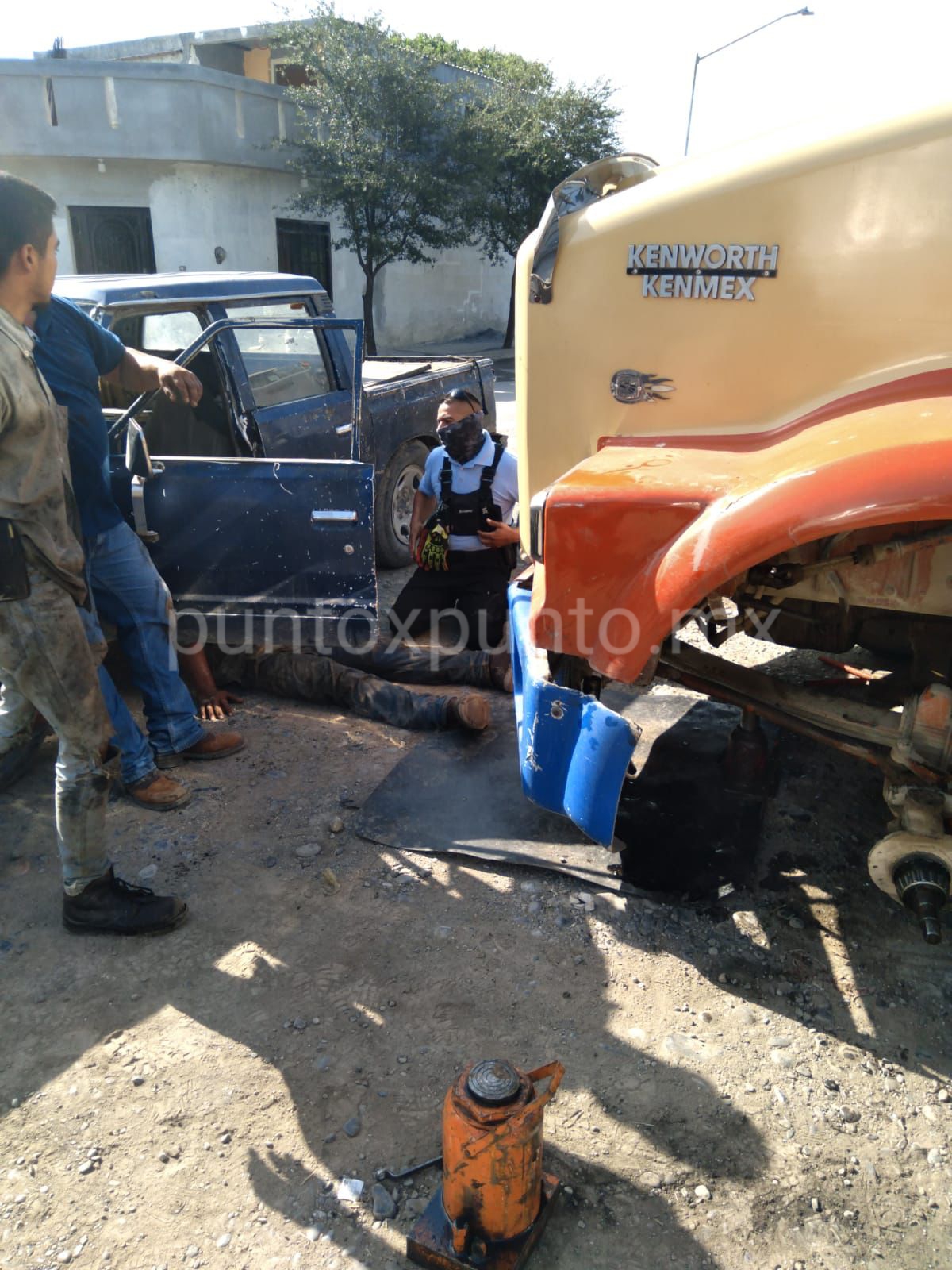 MECANICO RESULTO HERIDO EN LINARES AL CAERLE UN TRACTOCAMION CUANDO LO REPARABA.