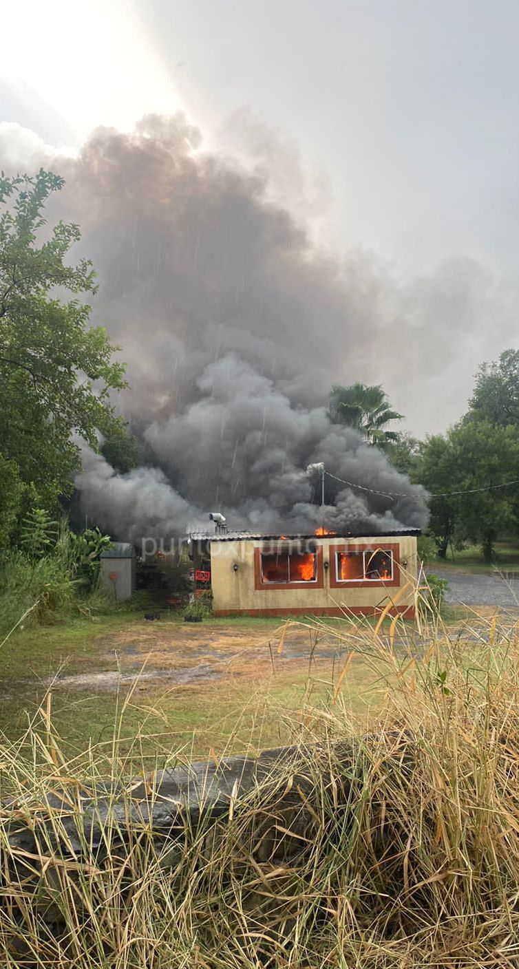 INCENDIO EN TACOS MEÑO EN SANTIAGO MOVILIZA A PROTECION CIVIL.