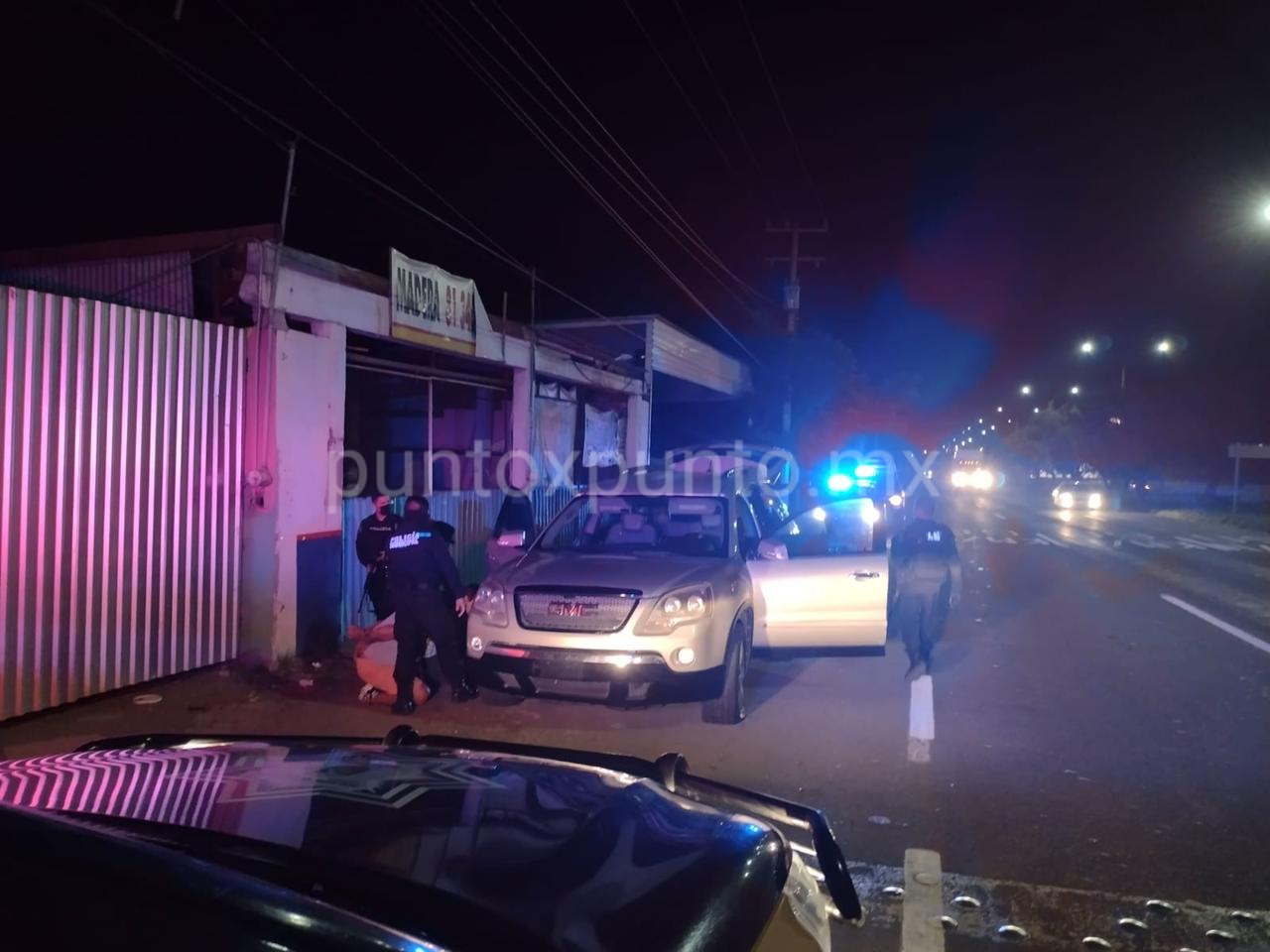 DETIENEN EN SANTIAGO A HOMBRES QUEBRANDO VIDRIOS DE VEHICULOS PARA ROBAR.