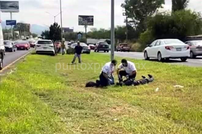 LO ATROPELLAN AL INTENTAR CRUZAR CARRETERA NACIONA, RESULTA GRAVE.