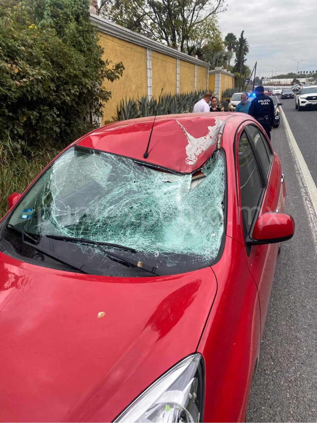 VIVE DE MILAGRO CONDUCTOR DE AUTO.