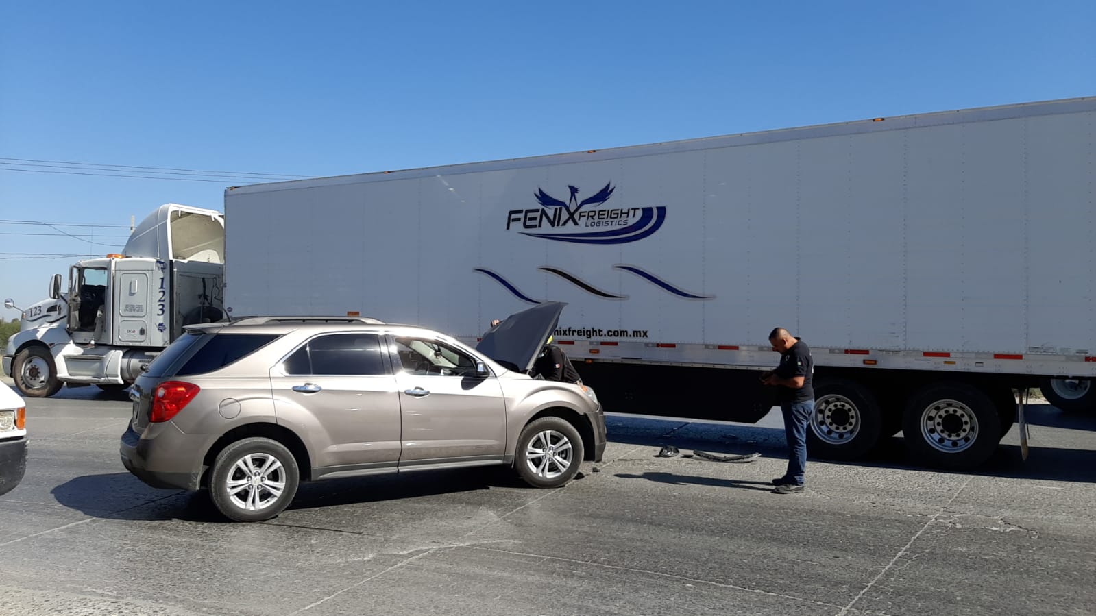 CAMIONETA SE IMPACTA EN CAJA DE TRAILER EN ALLENDE.