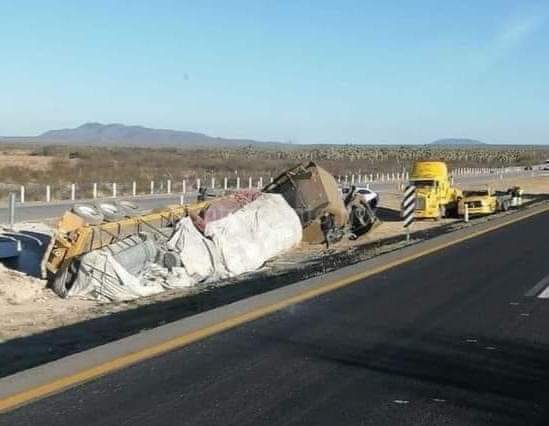 VOLCADURA EN DOCTOR ARROYO DE TRAILER, DEJA SOLO DAÑOS MATERIALES.