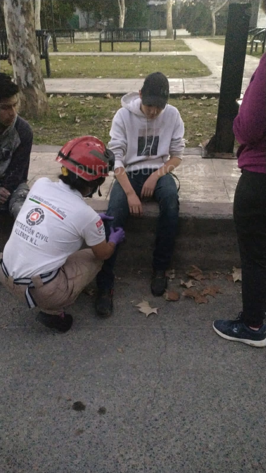 JÓVENES CAEN DE MOTOCICLETA EN ALLENDE, SON ATENDIDOS POR PROTECCIÓN CIVIL.