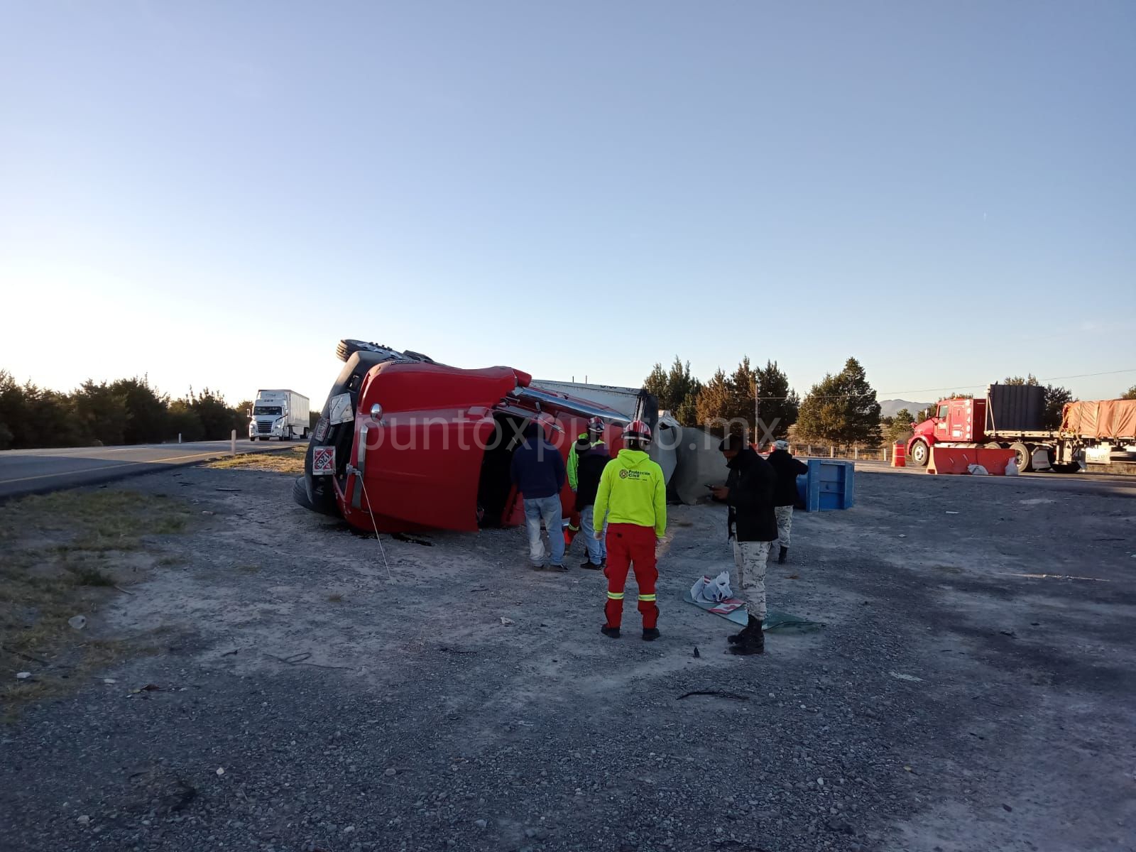 VOLCADURA DE TRÁILER DEJA UNA PERSONA LESIONADA EN GALEANA.