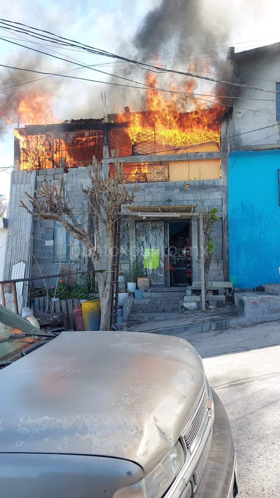 INCENDIO EN UNA VIVIENDA ATRAPA A UNA MAMA Y SUS 3 HIJOS ENTRE ELLOS UNOS GEMELOS, PERDIENDO LA VIDA.