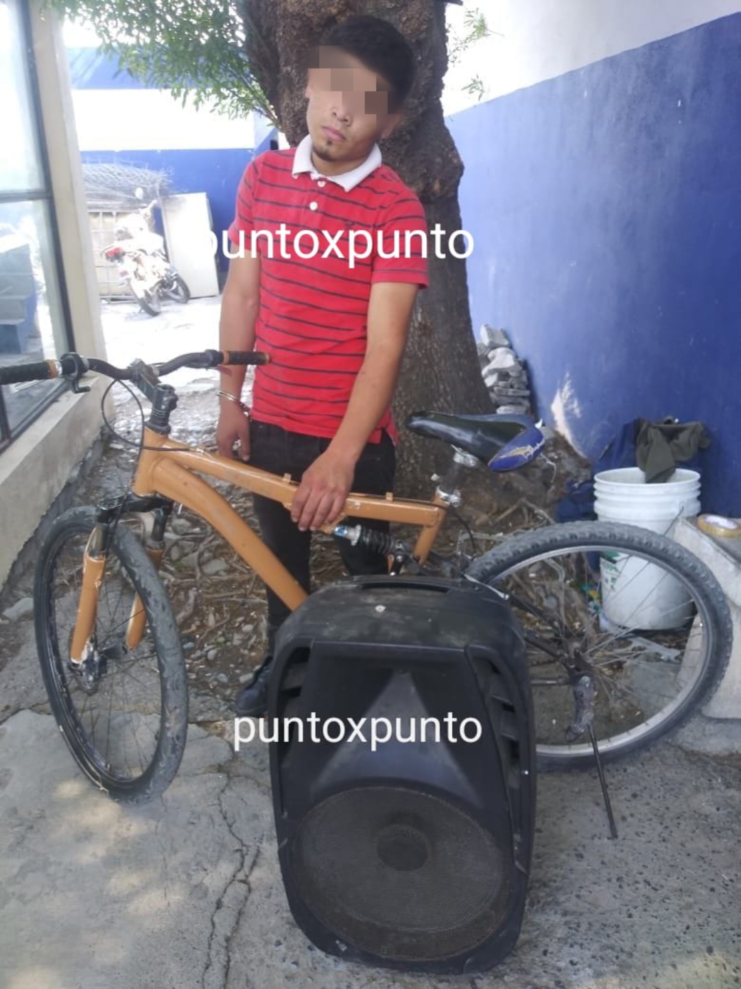 JOVEN ES DETENIDO POR LA POLICIA DE LINARES, AL LLEVAR UNA BOCINA, DIJO QUE SE LA ENCONTRO EN UNA BANQUETA.