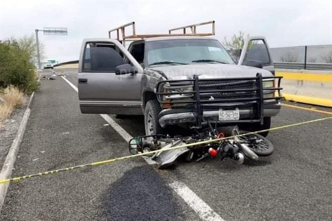 CHOCA MOTOCICLETA CON CAMIONETA, DOS TRIPULANTES SALIERON PROYECTADOS, UNO FALLECIO Y EL OTRO HERIDO.