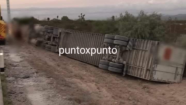 VOLCADURA DE TRAILER, CASI EN LOS LIMITES DE NUEVO LEON Y SAN LUIS POTOSI.