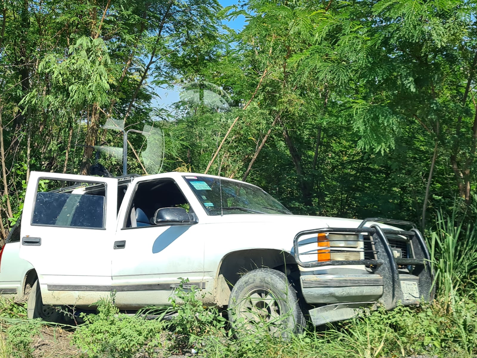 ACCIDENTE VIAL SALIDA DE CAMINO EN CARRETERA NACIONAL EN MONTEMORELOS.