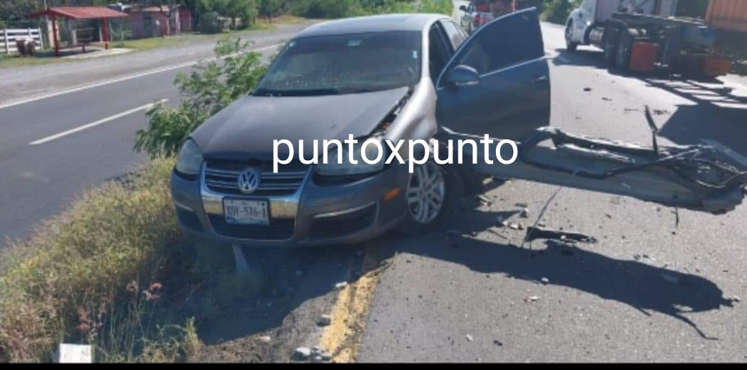 EN HUALAHUISES AUTO CHOCA EN BARANDAL EN LA LAJA.