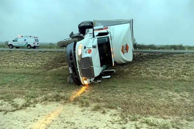 VOLCADURA DE TRAILER EN CHINA NL, ORIGINA CIERRE PARCIAL DE CARRETERA. NO REPORTAN HERIDOS.