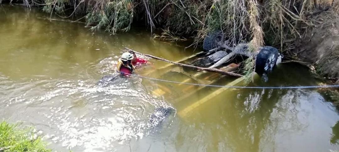 ENCUENTRAN CINCO CUERPOS EN CAMIONETA EN INTERIOR DE ACEQUIA.