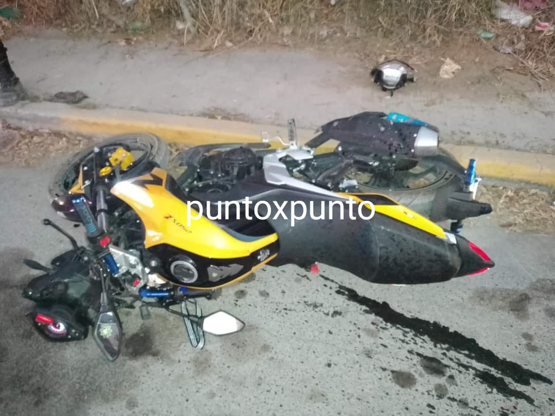 CHOQUE ENTRE CAMIONETA Y MOTOCICLISTA TERMINA EN RIÑA, MENOR ES ATACADO CON MACHETE.