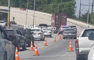 SE LE DESPRENDE CONTENEDOR EN CARRETERA NACIONAL EN SANTIAGO, CAUSA CAOS VIAL.