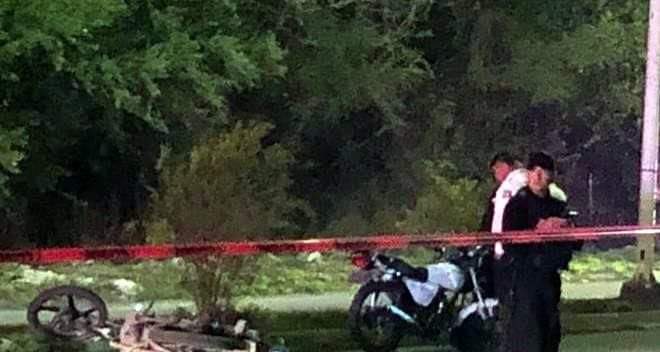 CHOCAN DE FRENTE DOS MOTOCICLETAS UN TRIPULANTE PIERDE VIDA Y OTRO HERIDO.