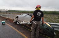 A PUNTO DE CAER VEHÍCULO DE PUENTE EN CARRETERA NACIONAL EN MONTEMORELOS.