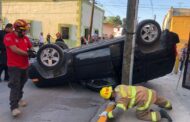 EN LINARES VUELCA CAMIONETA, AL PARTICIPAR EN CHOQUE EN CENTRO.