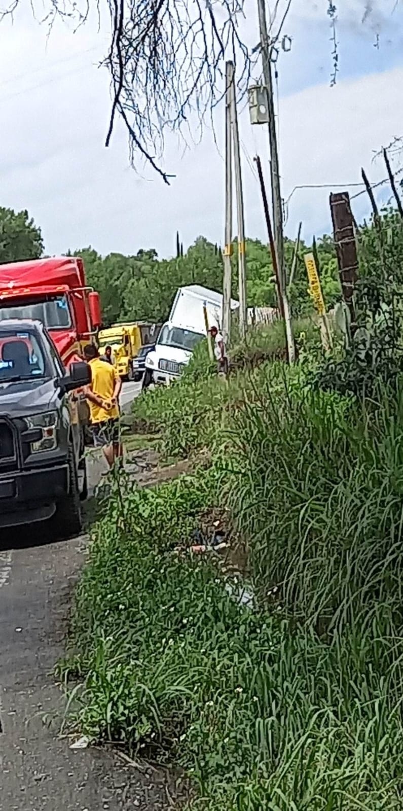 CAMIÓN A PUNTO DE VOLCAR EN NUEVA CARRETERA EN MONTEMORELOS.